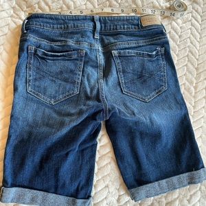 Woman’s Aeropostale sz 0 Bermuda shorts. Cute as is or you could cut them off.
